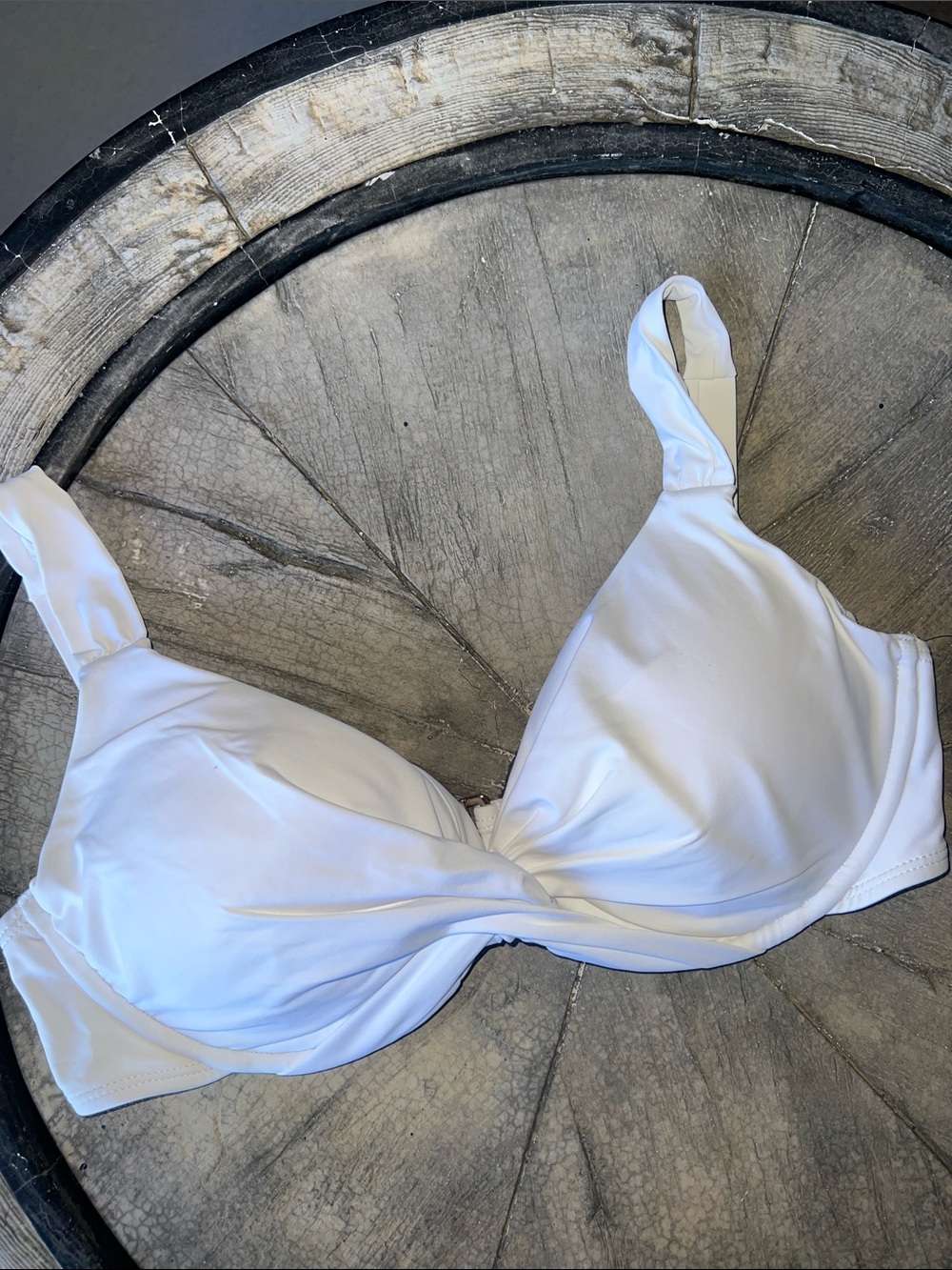 Stunning beautiful Anne Cole White Twist-Front Swim Bra